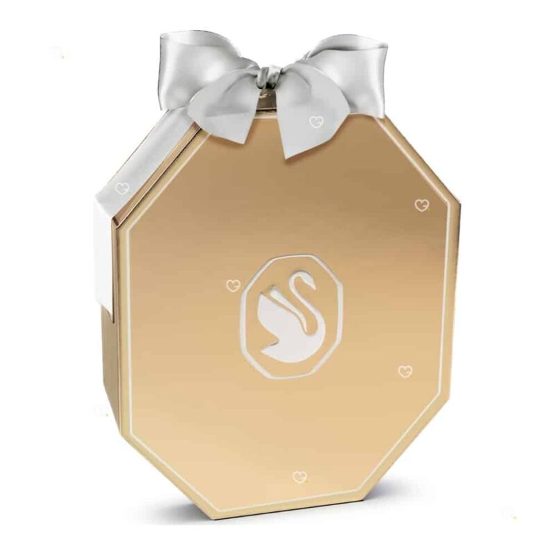 Swarovski Adventskalender 2026, geschlossenes achteckiges Etui in Champagnerton mit weißem Ripsband, Artikelnummer 5732493