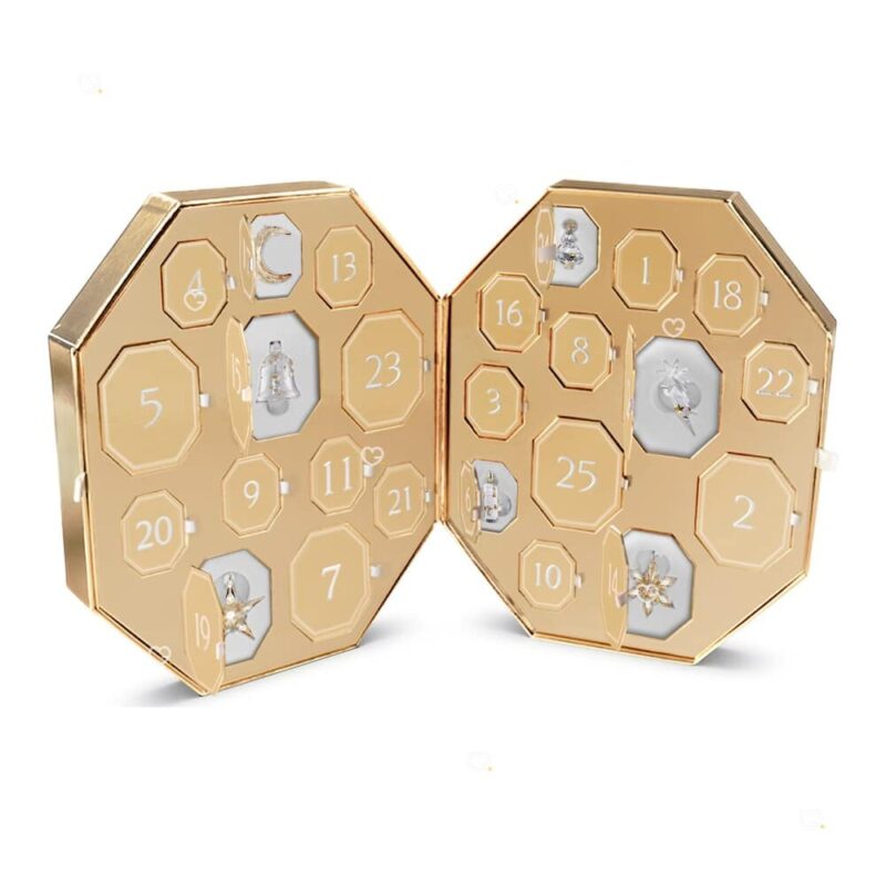 Swarovski Adventskalender 2026 als geoeffnetes Diptychon, mehrere Tuerchen geoeffnet mit Blick auf haengende Kristallobjekte
