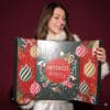 Frau hält den Artdeco Adventskalender 2026