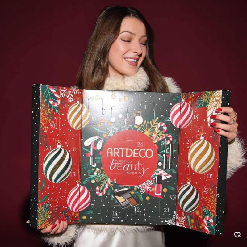 Frau hält den Artdeco Adventskalender 2026