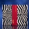 ASOS Adventskalender 2026, geschlossener Zebraprint-Karton auf blauem Hintergrund