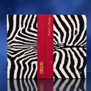 ASOS Adventskalender 2026, geschlossener Zebraprint-Karton auf blauem Hintergrund
