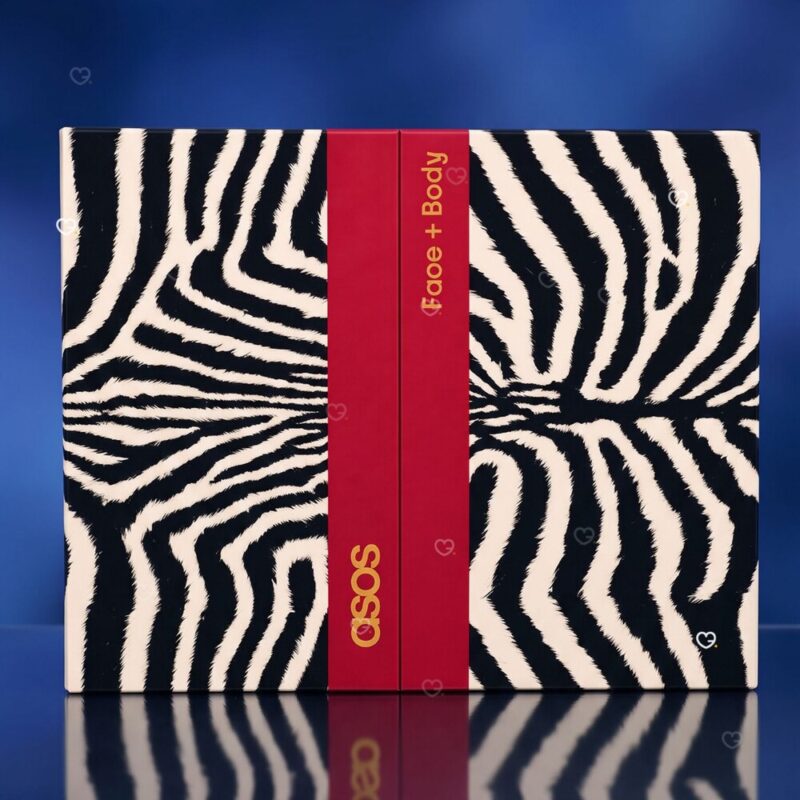 ASOS Adventskalender 2026, geschlossener Zebraprint-Karton auf blauem Hintergrund