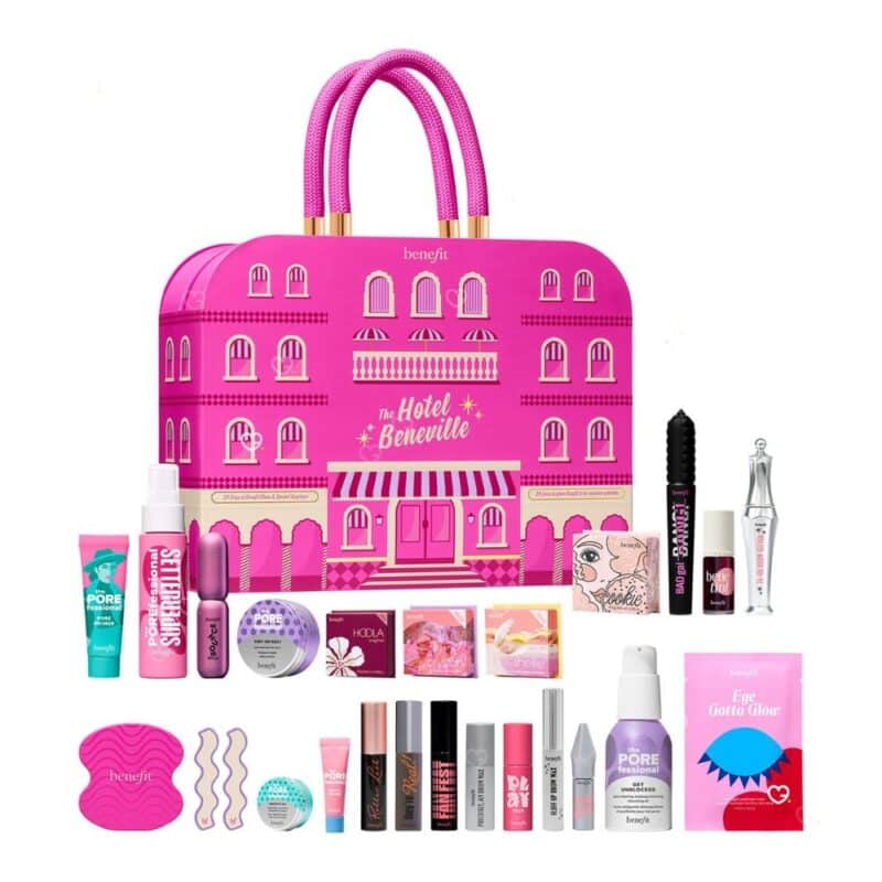 Benefit Beauty Adventskalender 2026 The Hotel Beneville mit allen 24 Produkten und Koffer