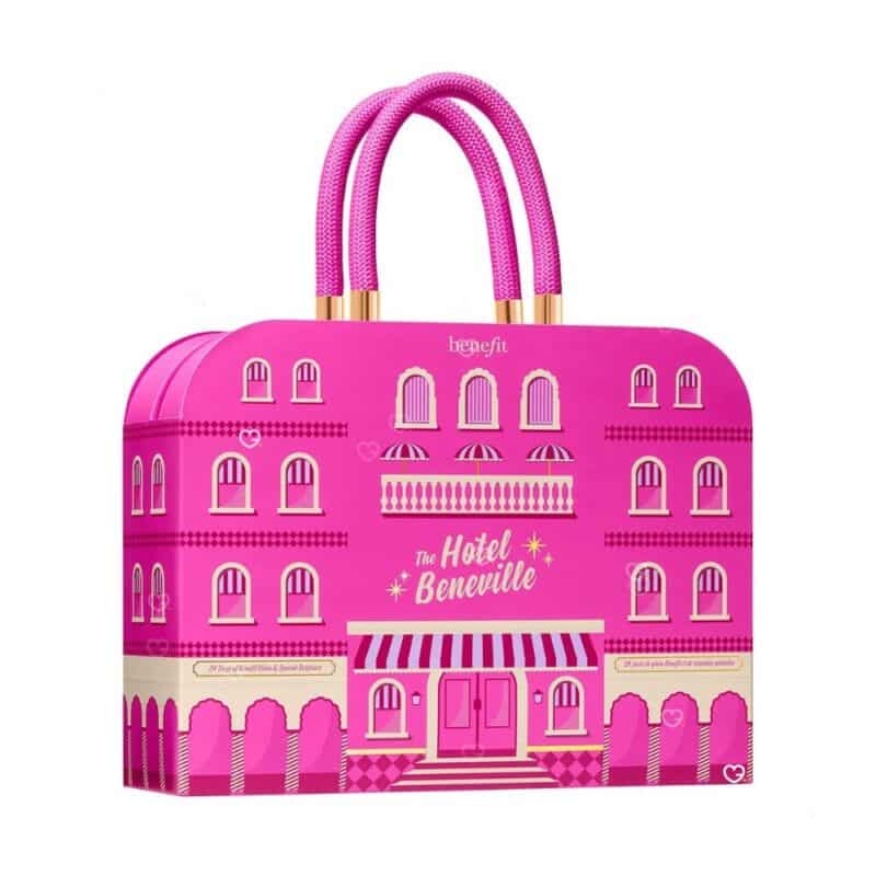 Benefit Adventskalender 2026 The Hotel Beneville, pinke Koffer-Box auf weißem Hintergrund