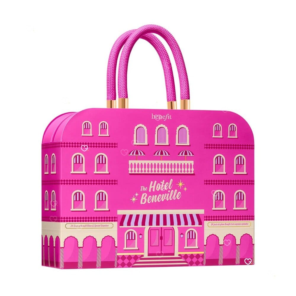 Benefit Adventskalender 2026 The Hotel Beneville, pinke Koffer-Box auf weißem Hintergrund