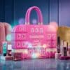 Benefit Adventskalender 2026 mit Full-Size-Produkten wie BADgal BANG und Benetint in glamouröser Inszenierung