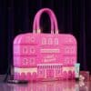 Benefit Adventskalender 2026 The Hotel Beneville auf Samt, dunkles Ambiente