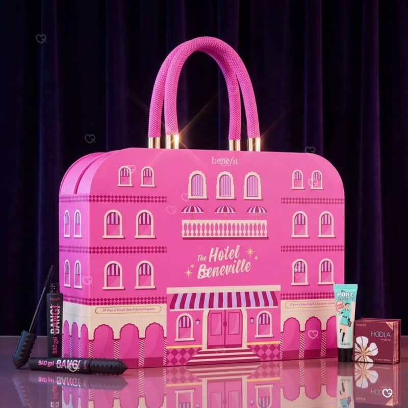 Benefit Adventskalender 2026 The Hotel Beneville auf Samt, dunkles Ambiente