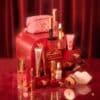 Charlotte Tilbury Adventskalender 2026 geöffnet mit Produkten, Trousse und weißem Quarz-Gua-Sha