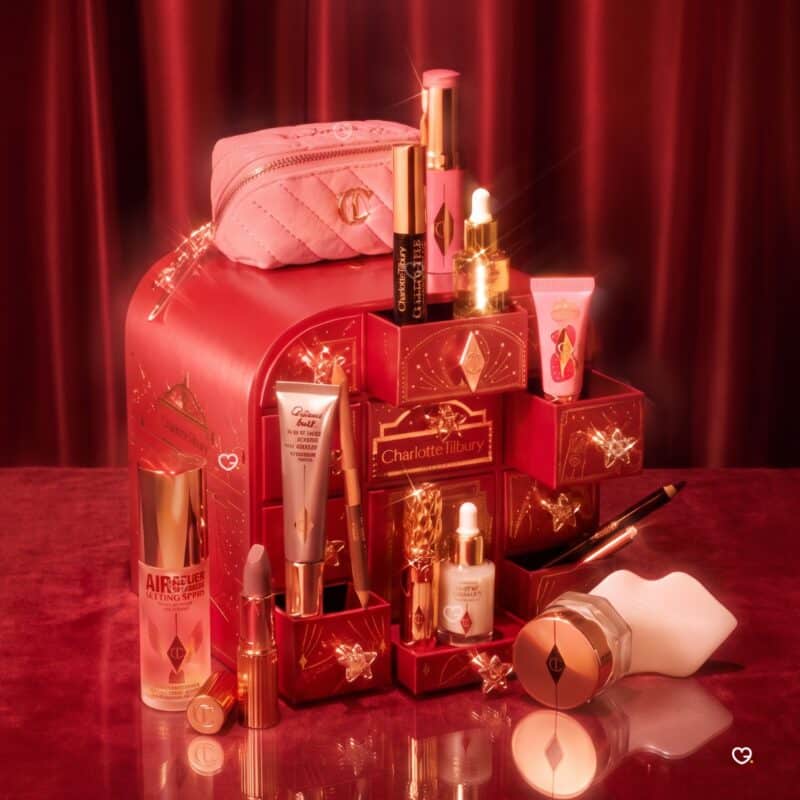 Charlotte Tilbury Adventskalender 2026 geöffnet mit Produkten, Trousse und weißem Quarz-Gua-Sha