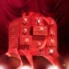 Charlotte Tilbury Adventskalender 2026 geschlossen mit roter Schleife vor Bühnenvorhang