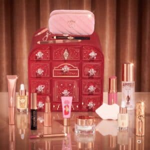 Charlotte Tilbury Adventskalender 2026 mit allen Produkten und rosa Pillow-Talk-Trousse