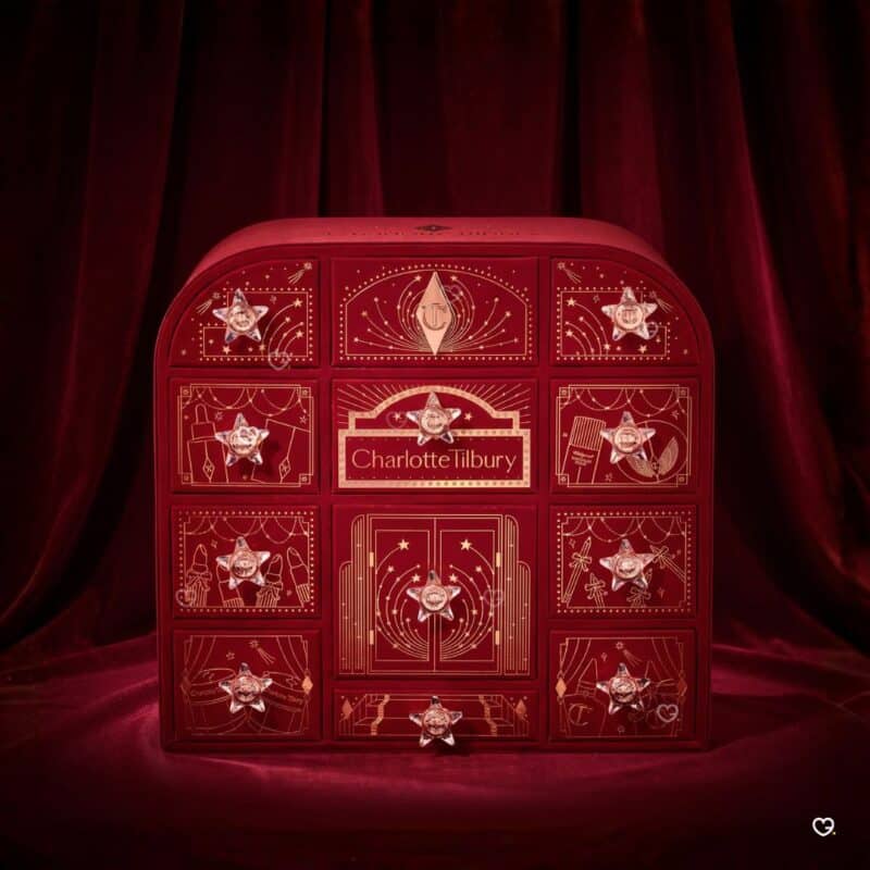 Charlotte Tilbury Adventskalender 2026 geschlossen auf rotem Samt