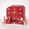 Charlotte Tilbury Adventskalender 2026 mit geöffneten Schubladen und ausgelegten Produkten