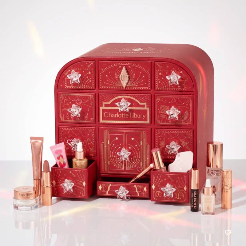 Charlotte Tilbury Adventskalender 2026 mit geöffneten Schubladen und ausgelegten Produkten