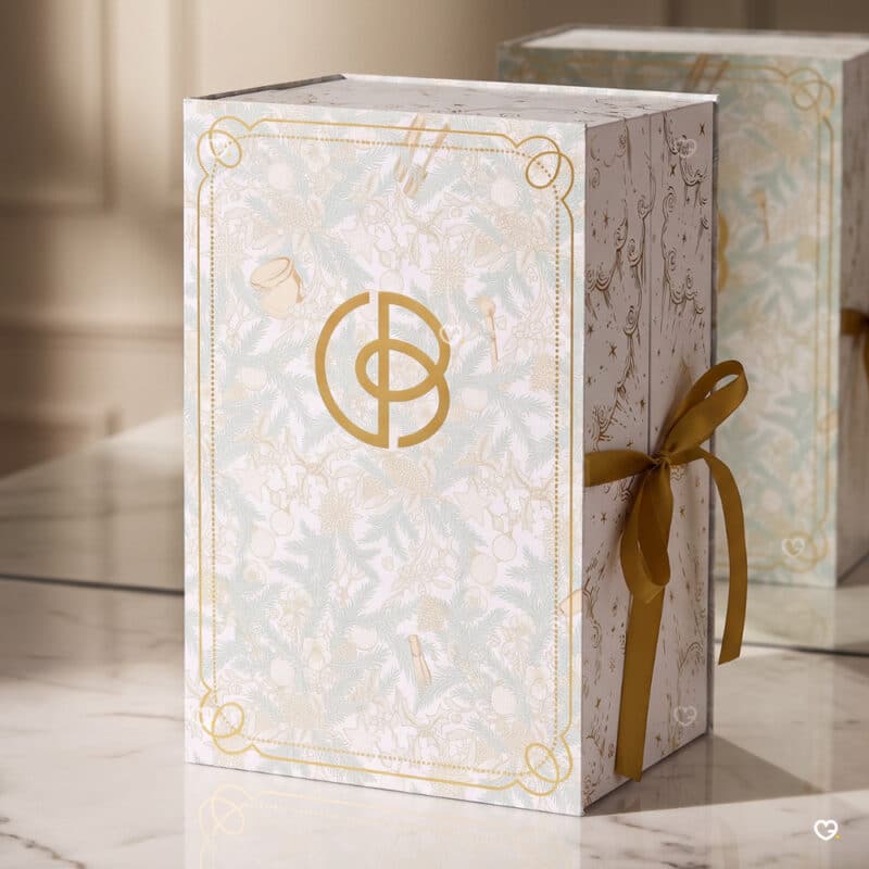 Cult Beauty Adventskalender 2026 leicht geoeffnet mit Schleife, Adventskalender fuer Beauty-Enthusiast:innen