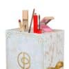 Cult Beauty Adventskalender 2026, geschlossene Box mit enthüllten Produkten auf weißem Hintergrund