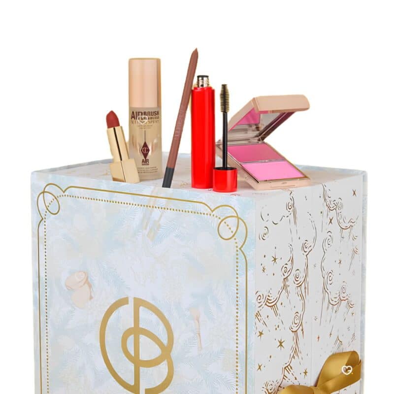 Cult Beauty Adventskalender 2026, geschlossene Box mit enthüllten Produkten auf weißem Hintergrund