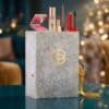 Cult Beauty Adventskalender 2026 in weihnachtlicher Szene mit Lichtern und goldenem Band