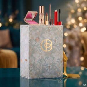 Cult Beauty Adventskalender 2026 in weihnachtlicher Szene mit Lichtern und goldenem Band