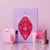 essence Adventskalender 2026 mit ausgebreiteten Make-up- und Pflegeprodukten