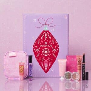 essence Adventskalender 2026 mit ausgebreiteten Make-up- und Pflegeprodukten