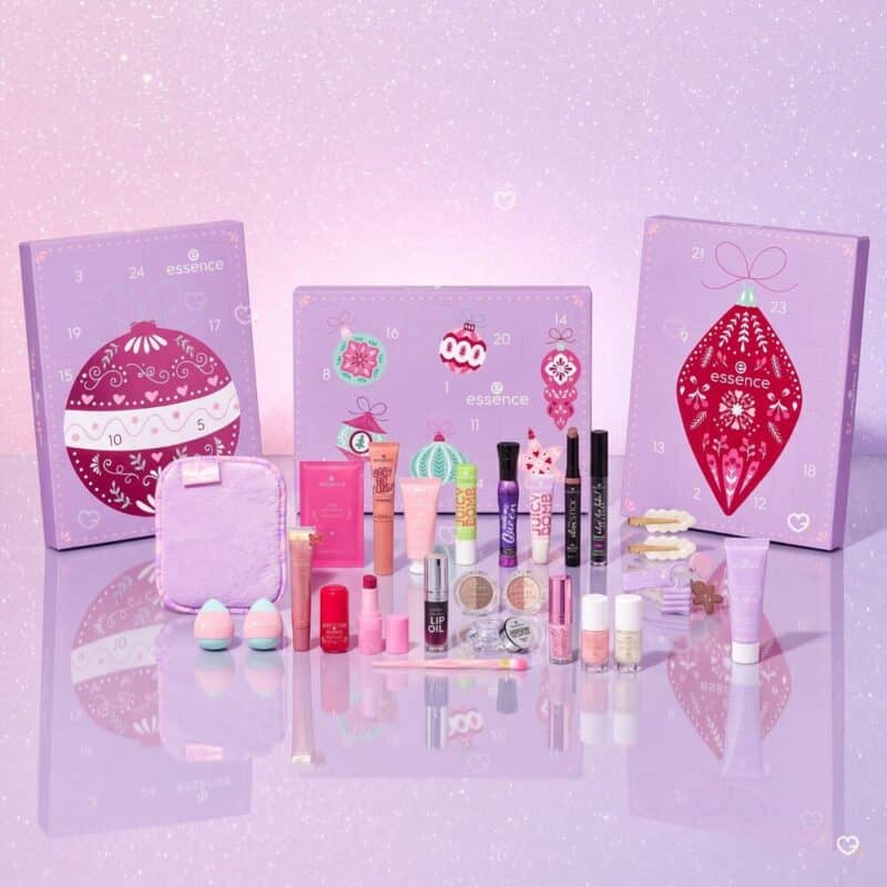 essence Adventskalender 2026 Triptychon geoeffnet mit allen Produkten