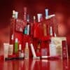 Geöffneter Flaconi Adventskalender 2026 mit allen Beauty-Produkten