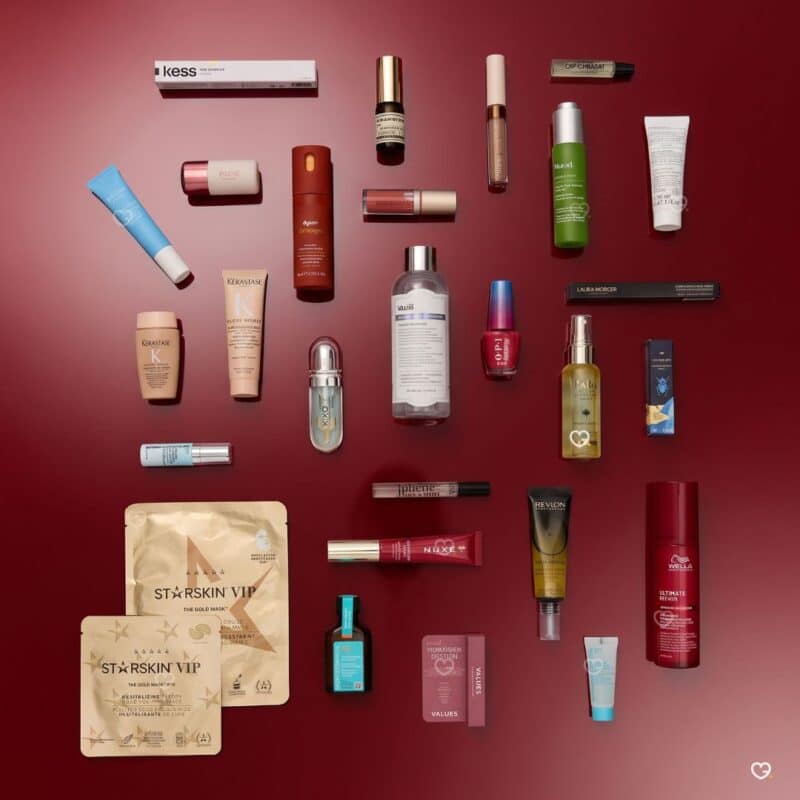 Alle Produkte des Flaconi Adventskalenders 2026 im Flatlay als Spoiler