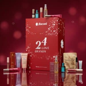 Flaconi Adventskalender 2026 Beauty-Produkte auf rotem Hintergrund mit Dyson und Kérastase