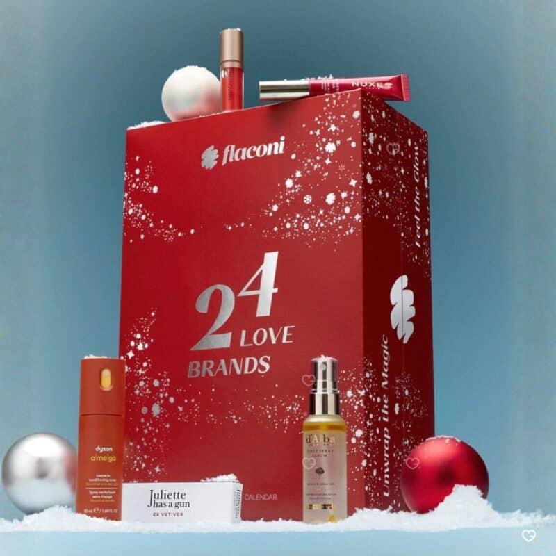 Flaconi Adventskalender 2026 in weihnachtlicher Szene mit Schnee und Christbaumkugeln