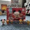 Funko Pocket POP Disney Adventskalender mit acht enthüllten Vinyl-Figuren vor der Box