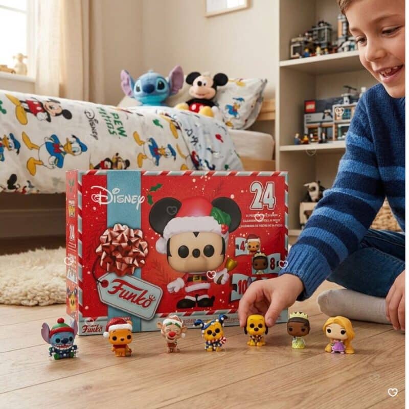 Kind spielt mit dem Funko Pocket POP Disney Adventskalender und den Mini-Figuren
