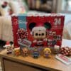 Funko Pocket POP Disney Adventskalender mit Figuren auf einem Möbelstück im Wohnzimmer