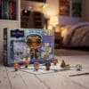Funko Pocket POP Harry Potter Adventskalender 2026 in festlichem Kinderzimmer mit Harry-Potter-Büchern und Vinyl-Minifiguren