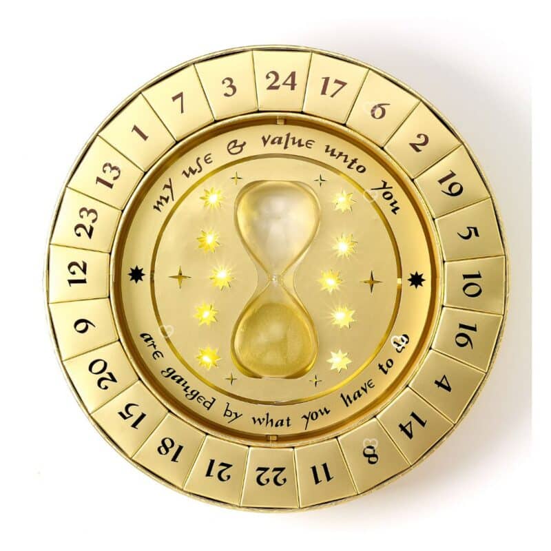 Beleuchteter Zeitumkehrer-Präsenter von oben mit goldener Sanduhr und projizierten Sternen