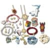 Alle 24 Schmuck- und Accessoire-Stücke des Harry Potter Time Turner Adventskalenders ausgebreitet