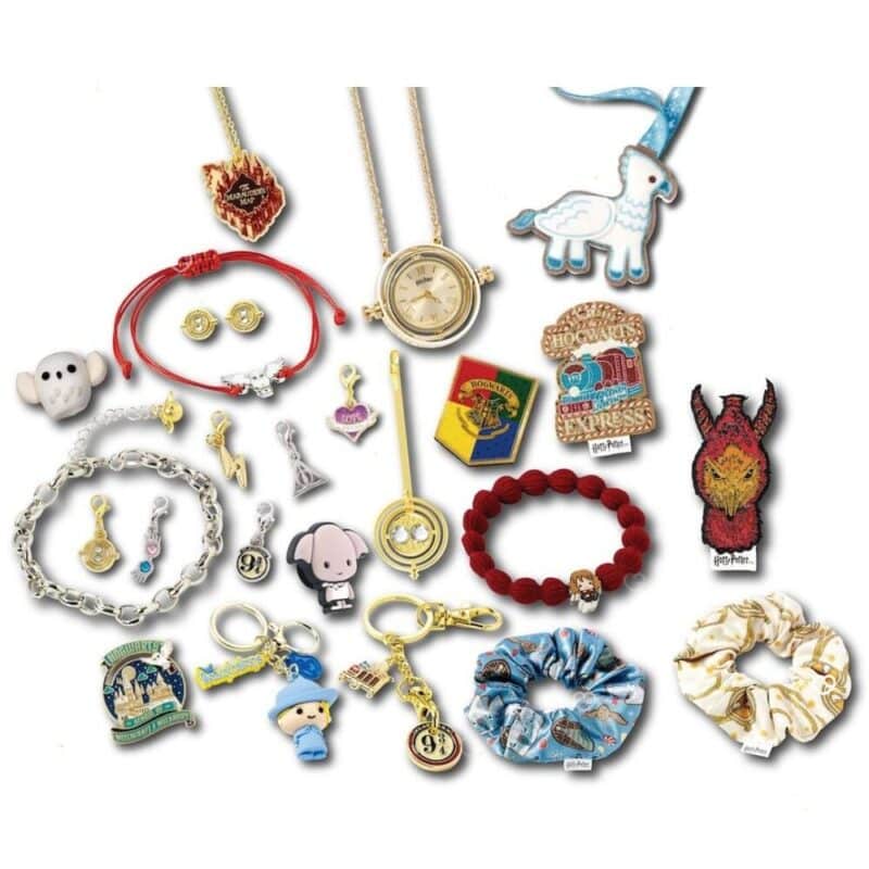 Alle 24 Schmuck- und Accessoire-Stücke des Harry Potter Time Turner Adventskalenders ausgebreitet