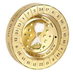 Harry Potter Time Turner Adventskalender 2026, goldener Zeitumkehrer-Präsenter auf weißem Hintergrund