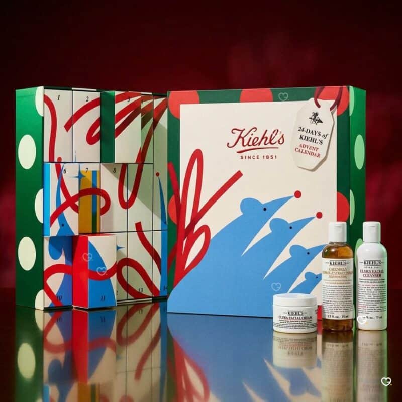 Kiehl's Adventskalender 2026, geschlossene und geoeffnete Ansicht der Box nebeneinander