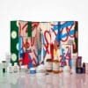 Kiehl's Adventskalender 2026 mit allen Pflegeprodukten vor der festlichen Verpackung