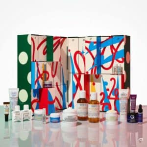 Kiehl's Adventskalender 2026 mit allen Pflegeprodukten vor der festlichen Verpackung