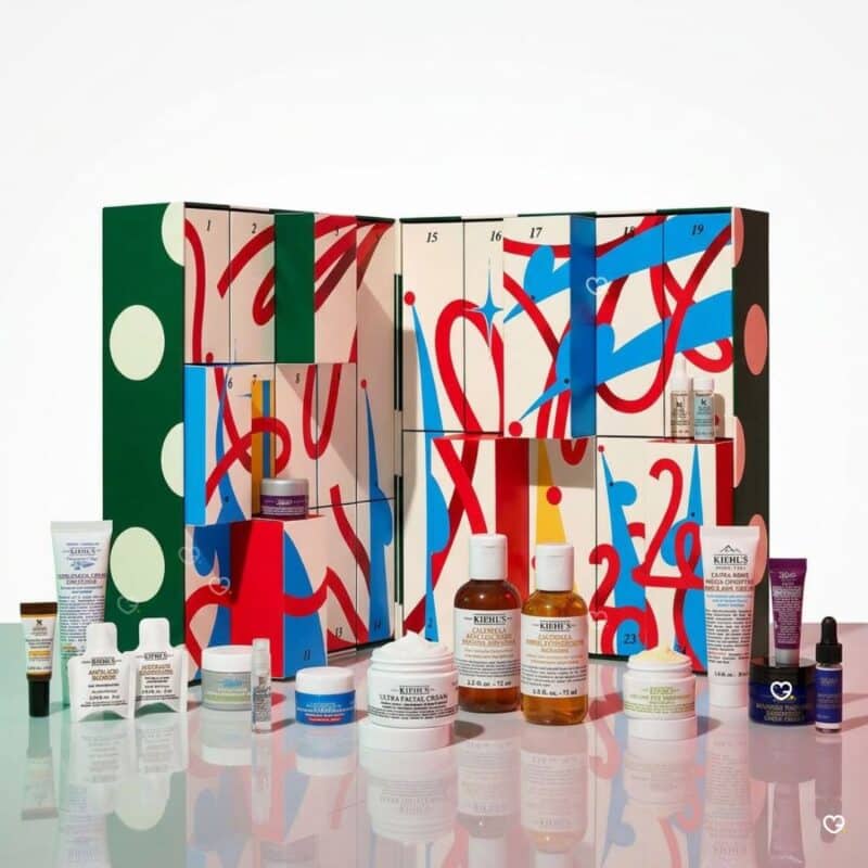 Kiehl's Adventskalender 2026 mit allen Pflegeprodukten vor der festlichen Verpackung
