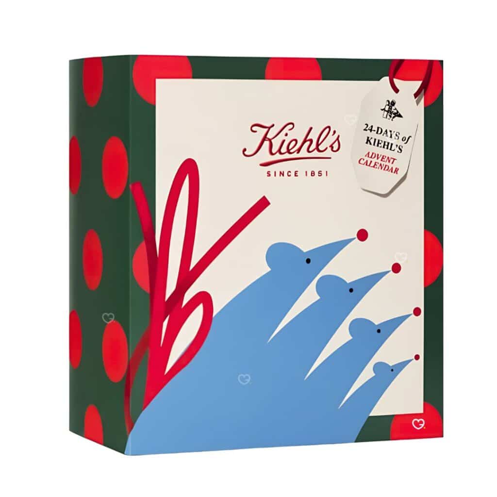 Kiehl's Adventskalender 2026, geschlossene Hochformat-Verpackung mit tannengruenem Hintergrund und roten Punkten