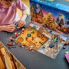 Kind baut die Modelle des LEGO City Adventskalenders 60510 auf