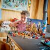 Kind spielt mit dem LEGO City Adventskalender 60510 auf der Spielmatte