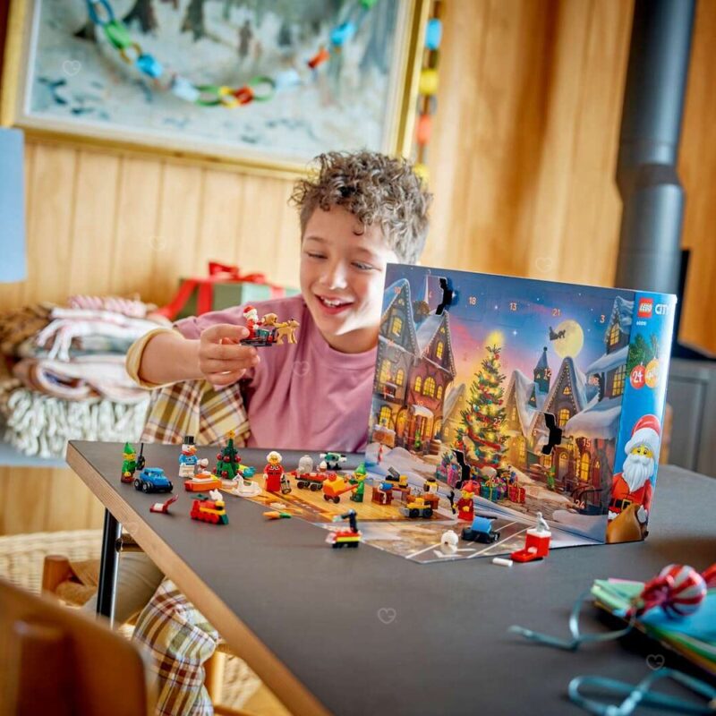 Kind spielt mit dem LEGO City Adventskalender 60510 auf der Spielmatte