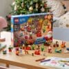 LEGO City Adventskalender 60510 vor dem Weihnachtsbaum aufgestellt