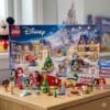 Lego Disney Adventskalender 2026 aufgebaut mit den Mikro-Puppen Arielle, Cinderella, Vaiana und Mulan